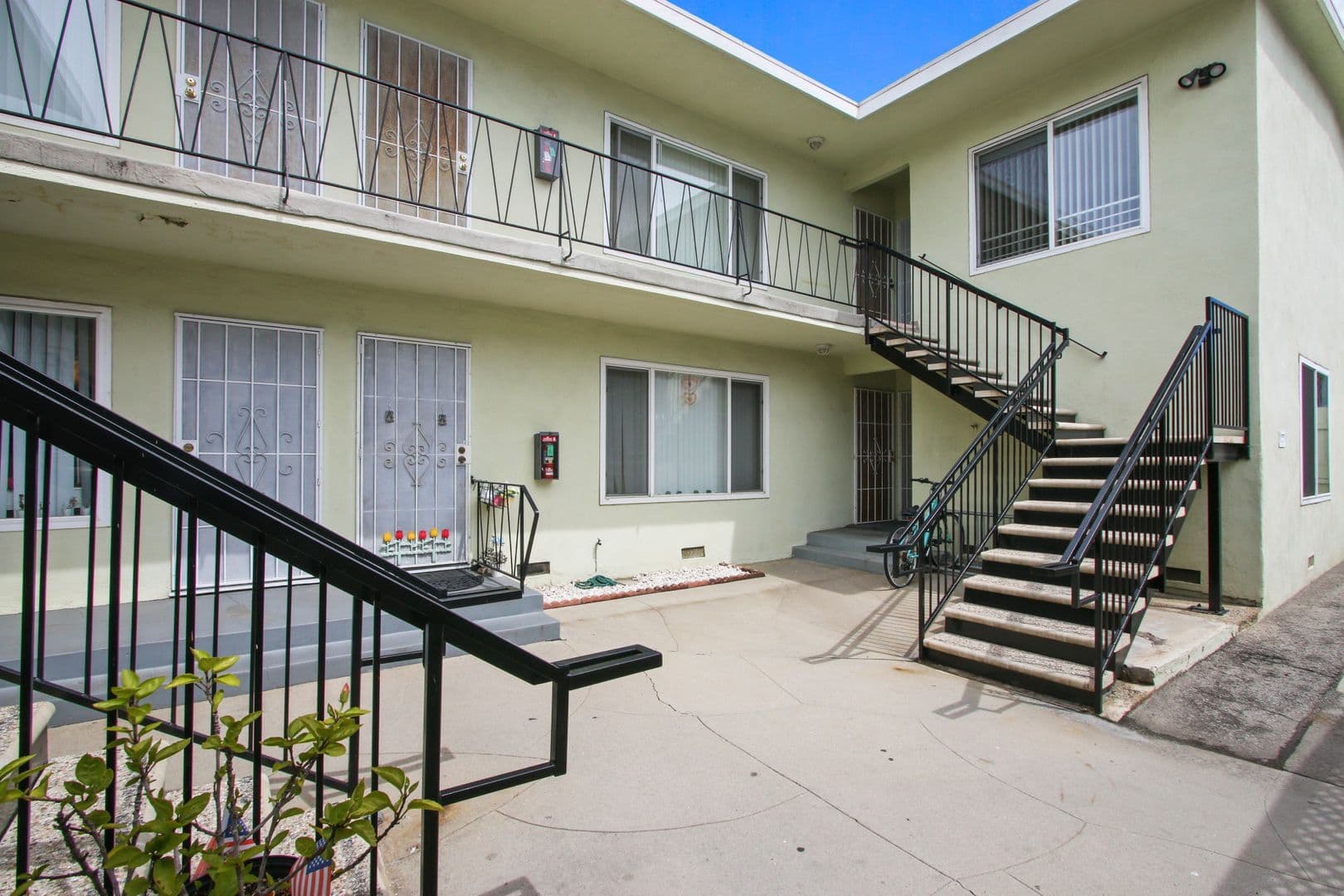 Santa Monica Apartment: 1010 Pico Blvd.