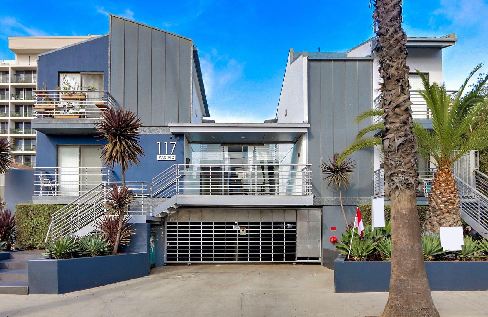 Santa Monica Apartment: 117 Pacific Street