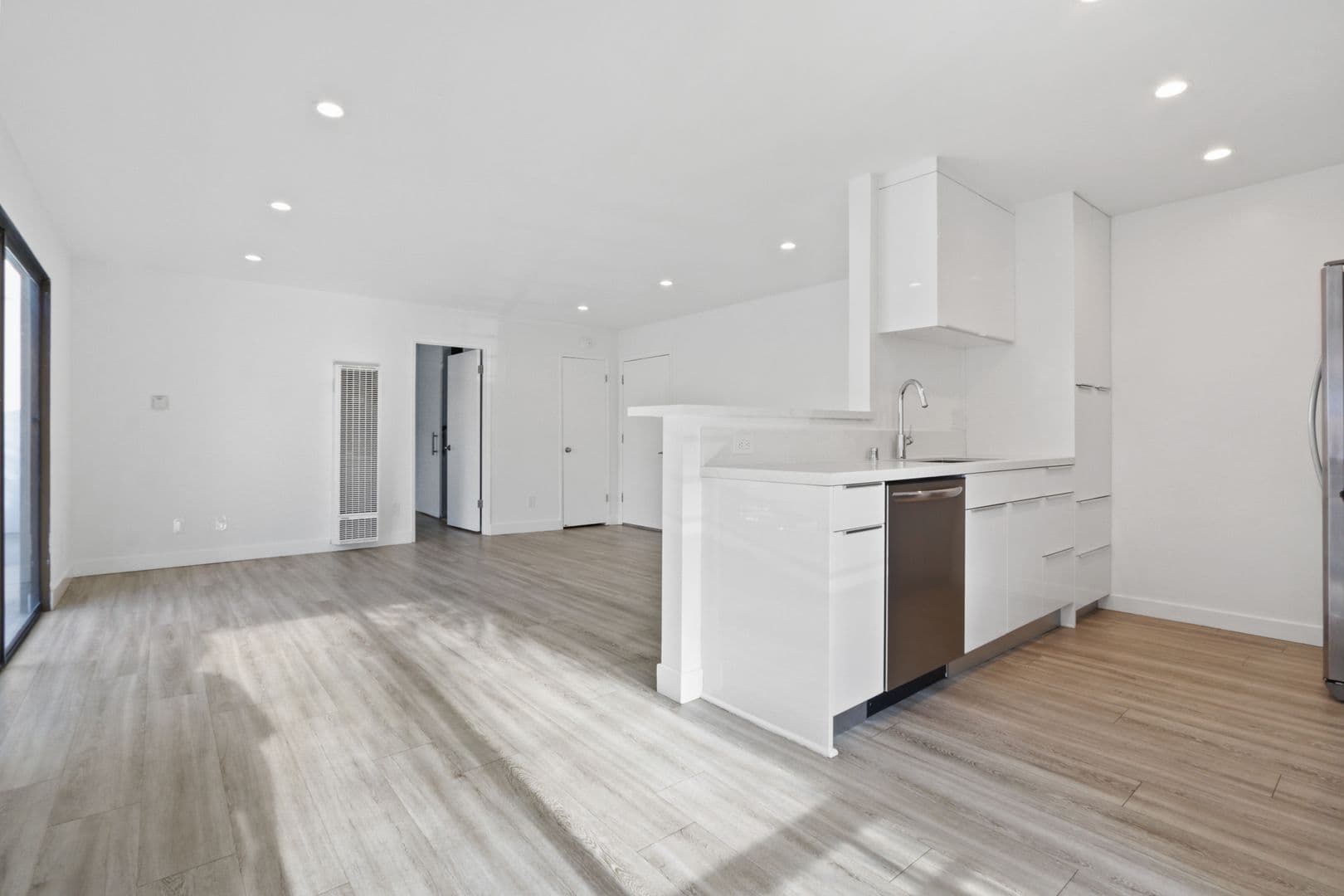 Santa Monica Apartment: 117 Pacific Street
