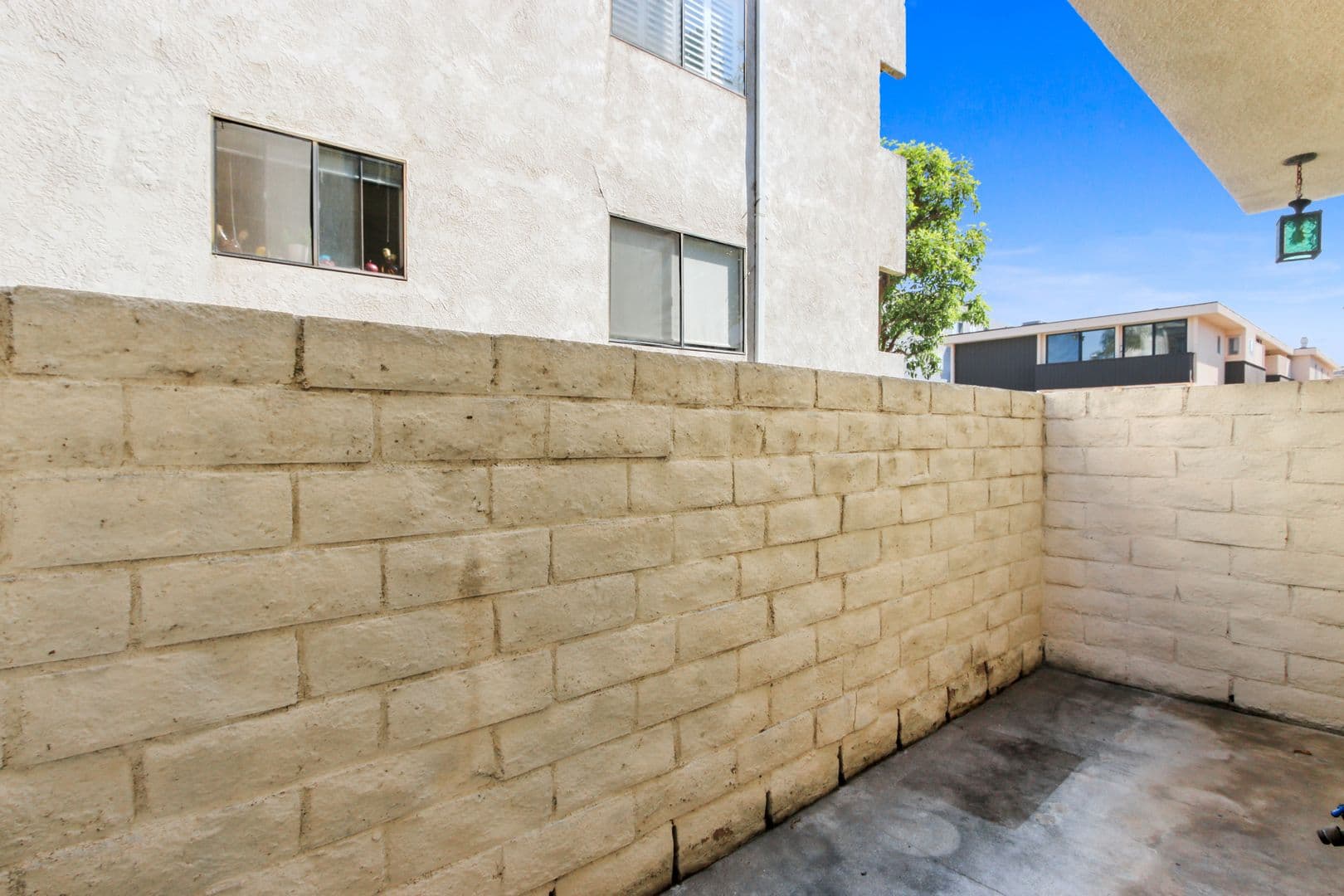 Los Angeles Apartment: 1234 Wellesley Avenue