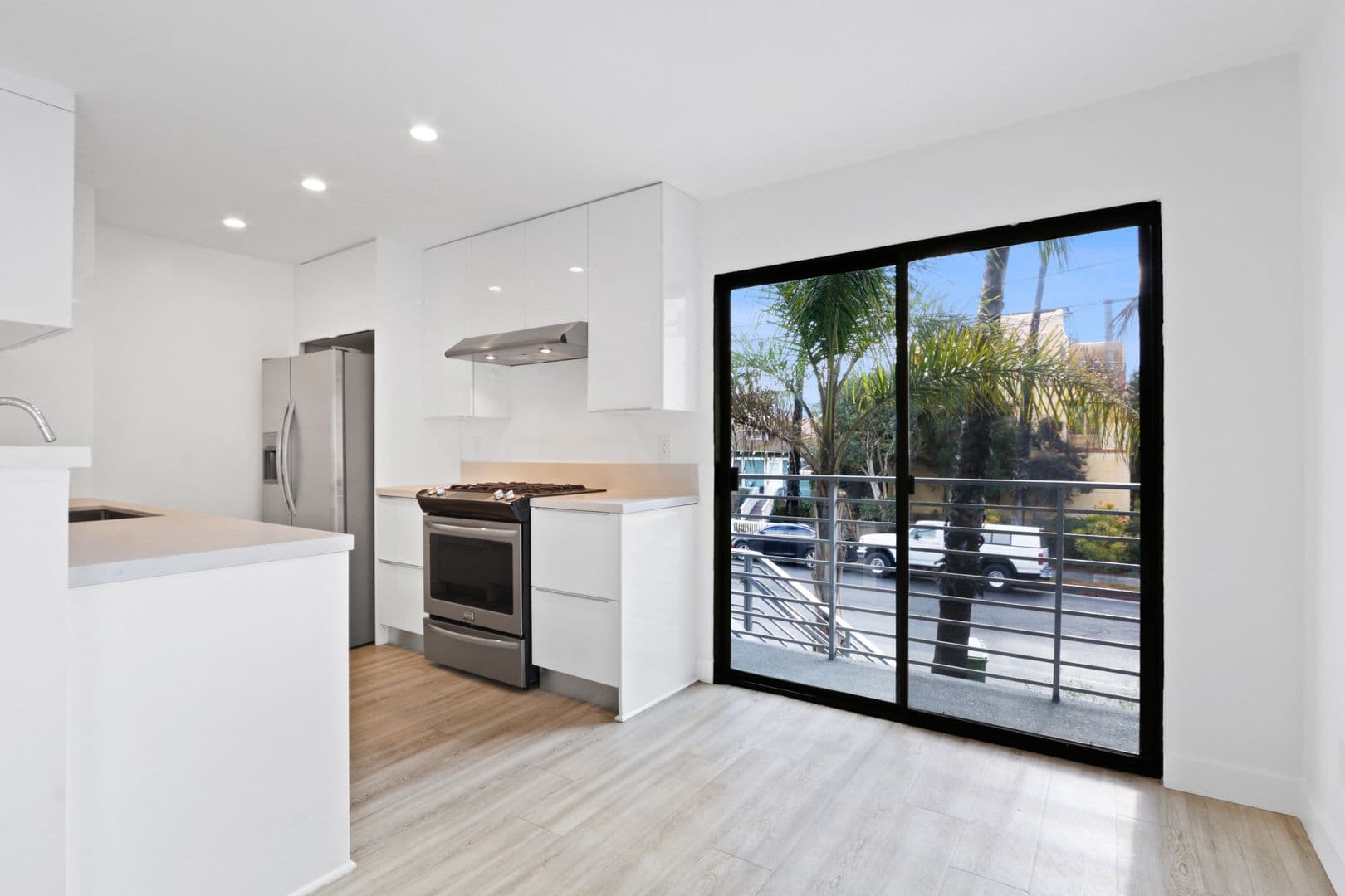 Santa Monica Apartment: 117 Pacific Street