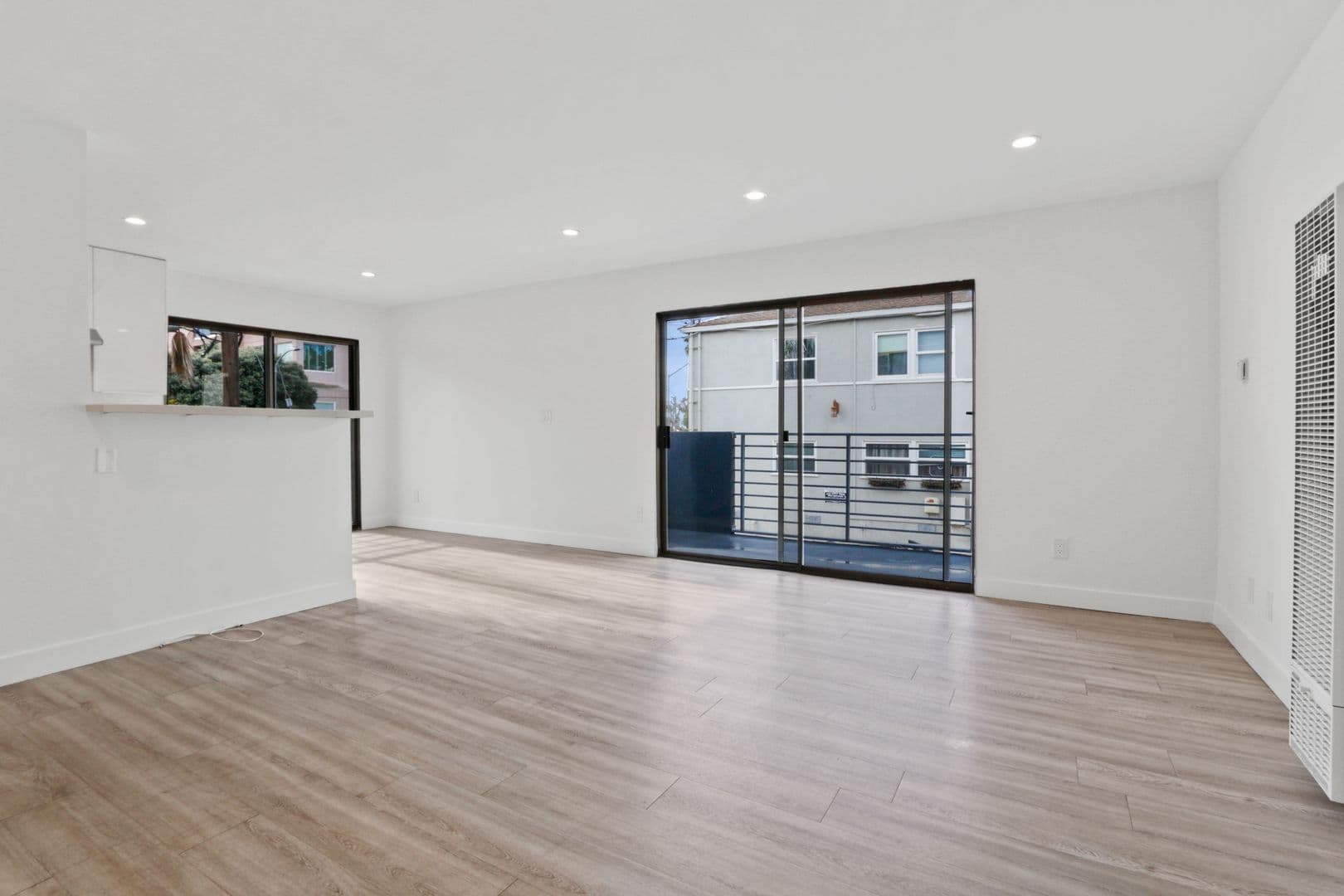 Santa Monica Apartment: 117 Pacific Street