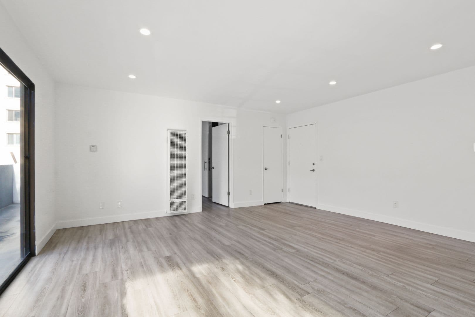 Santa Monica Apartment: 117 Pacific Street