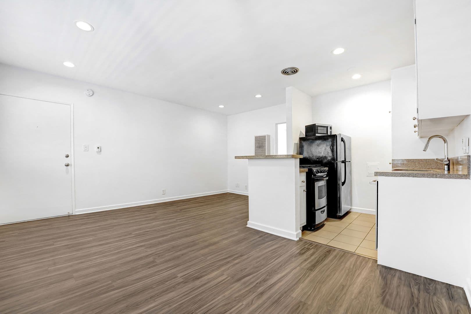 Santa Monica Apartment: 519 Hill Street