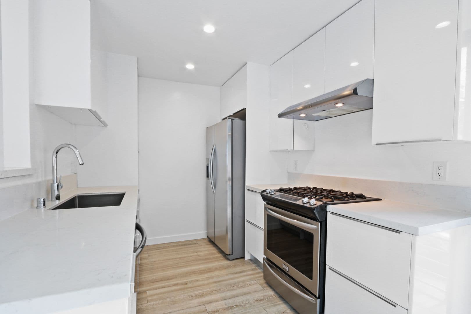 Santa Monica Apartment: 117 Pacific Street