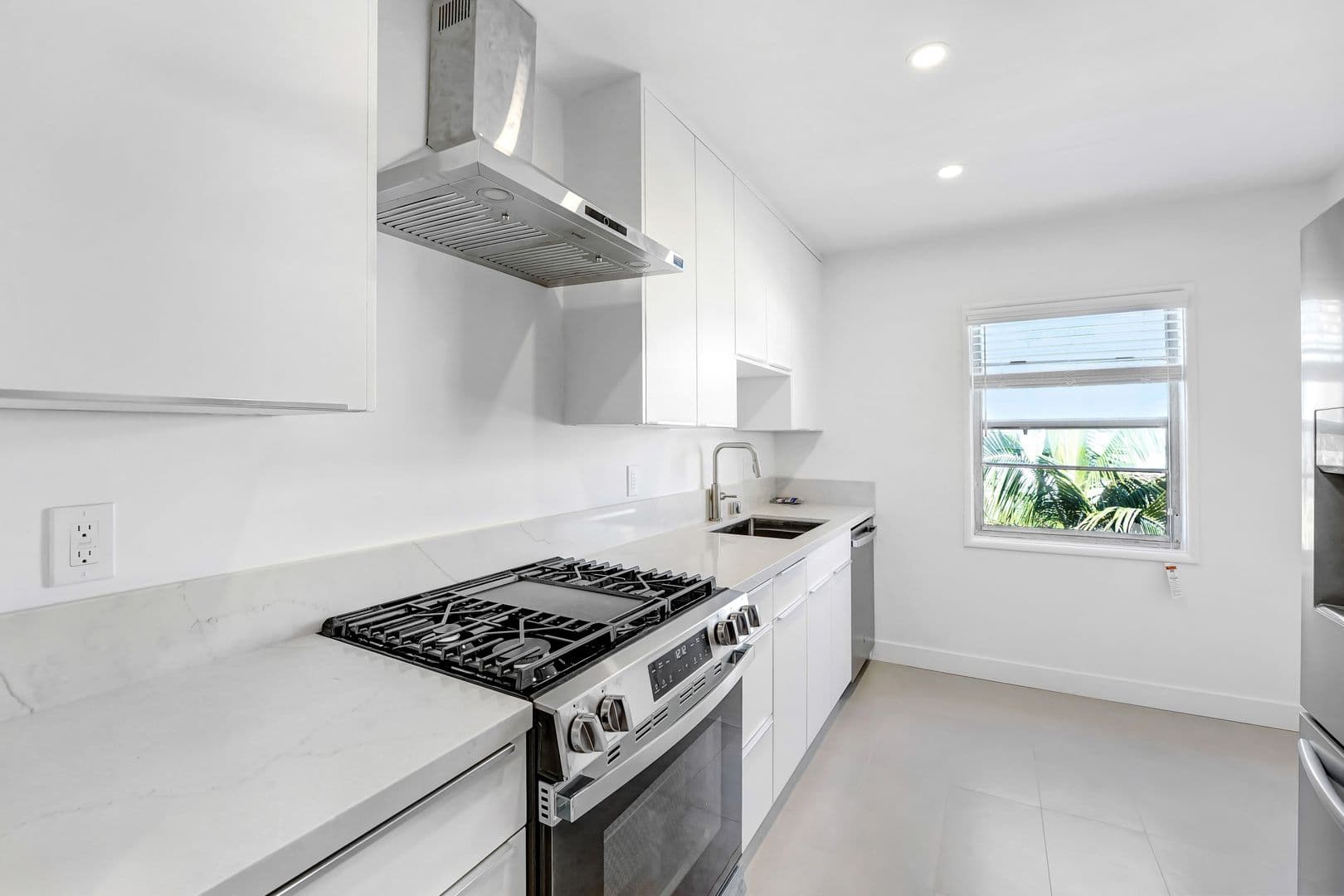 Santa Monica Apartment: 300 California Avenue