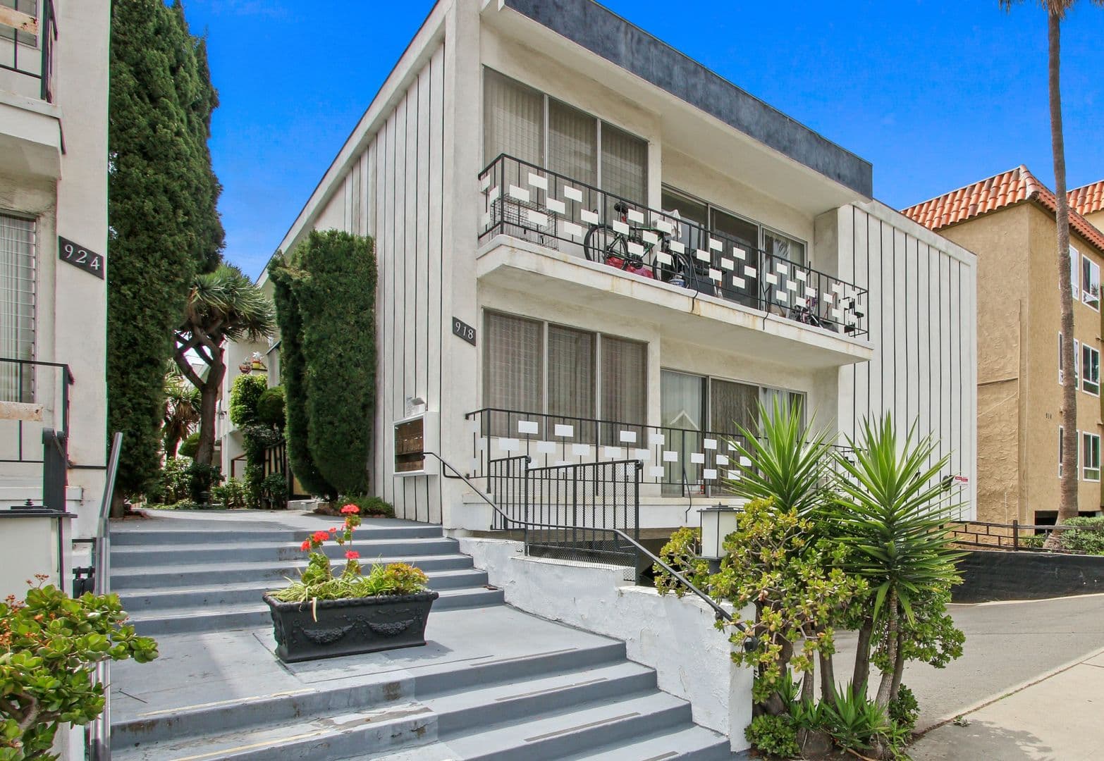 Santa Monica Apartment: 918 4th Street
