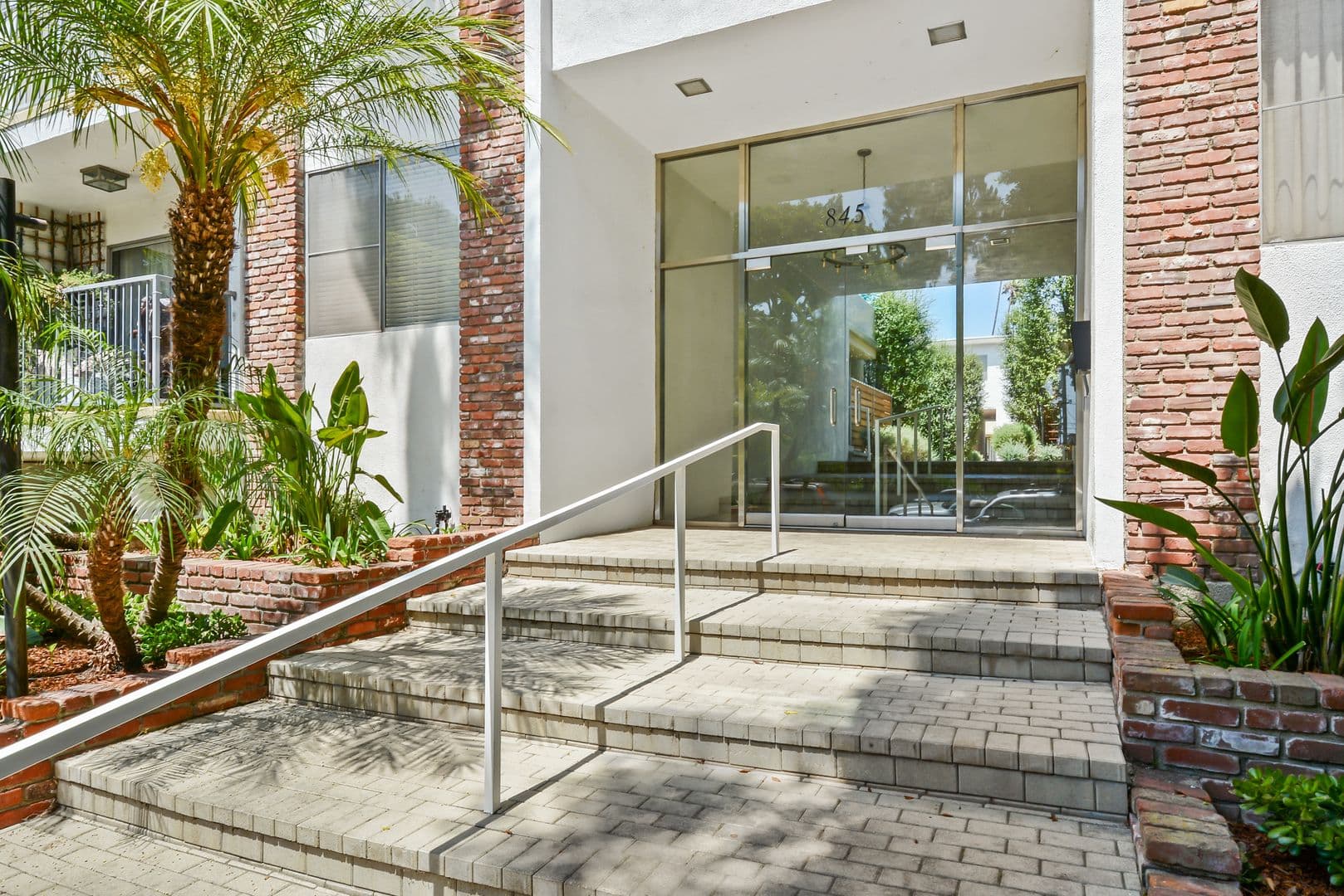 Santa Monica Apartment: 845 20th Street