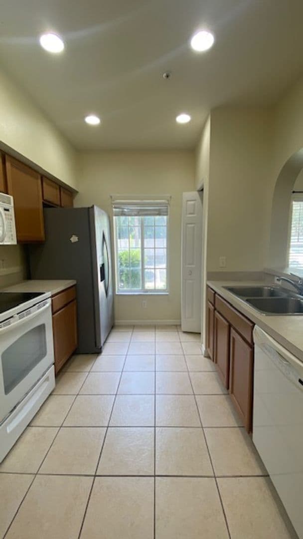 Bradenton House: 3701 45th Terrace W  - 3701 Lakeside Village #102