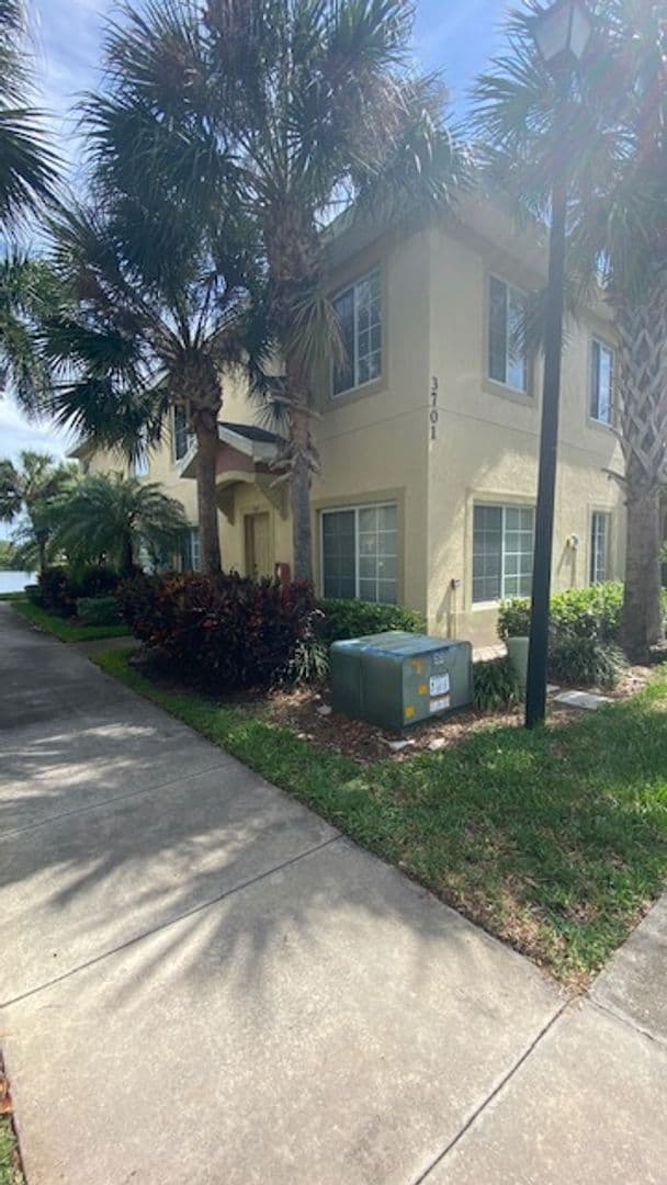 Bradenton House: 3701 45th Terrace W  - 3701 Lakeside Village #102