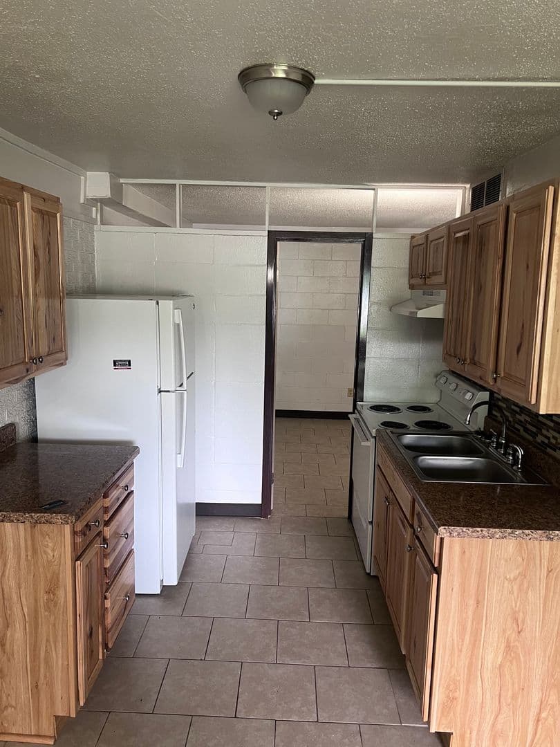 Neosho Apartment: 201 White Ave