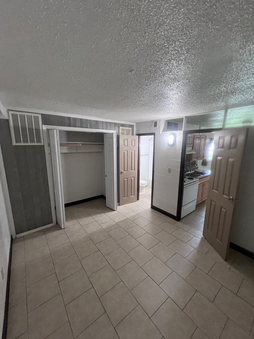 Neosho Apartment: 201 White Ave