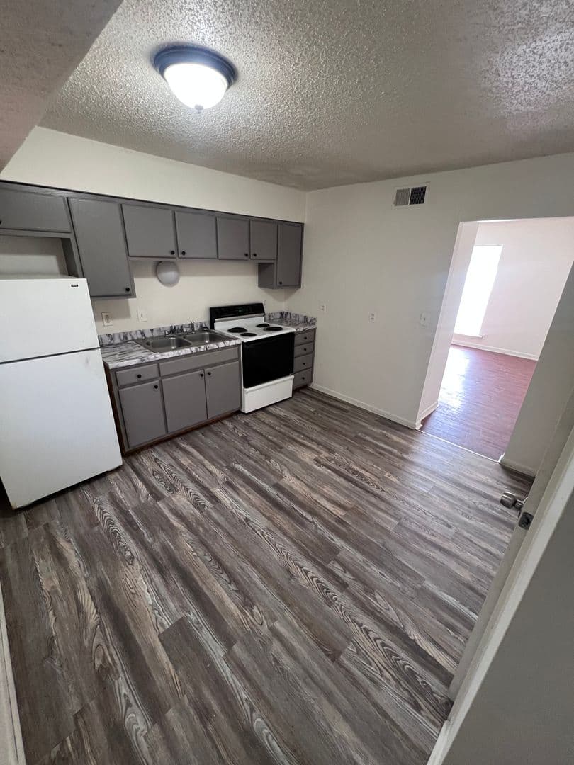 Pittsburg Apartment: 2014 S Elm St