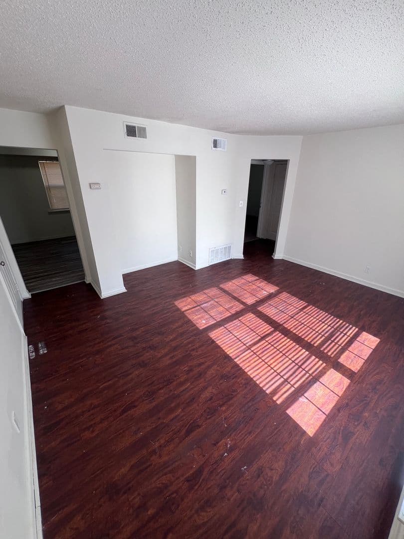 Pittsburg Apartment: 2014 S Elm St
