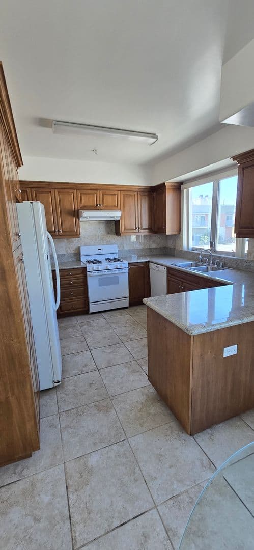 Los Angeles Apartment: 1748 Colby Ave