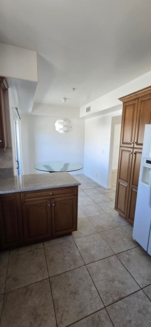 Los Angeles Apartment: 1748 Colby Ave