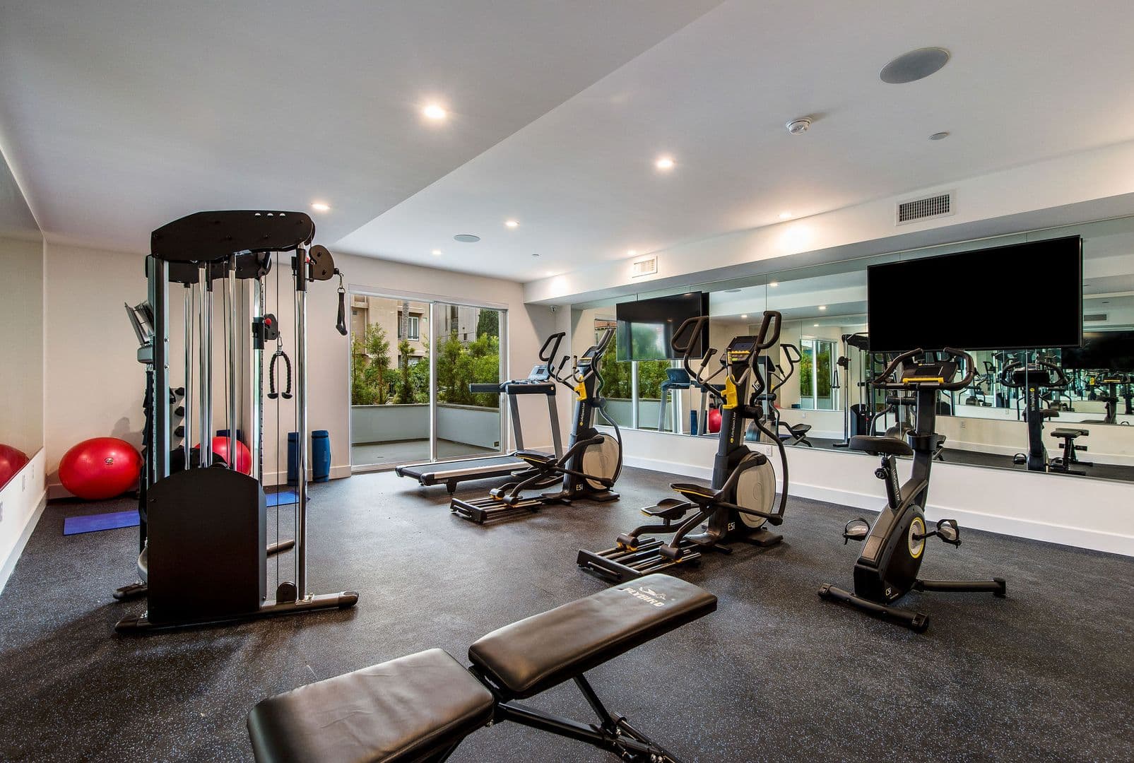 Los Angeles Apartment: 1237 S. Holt Ave