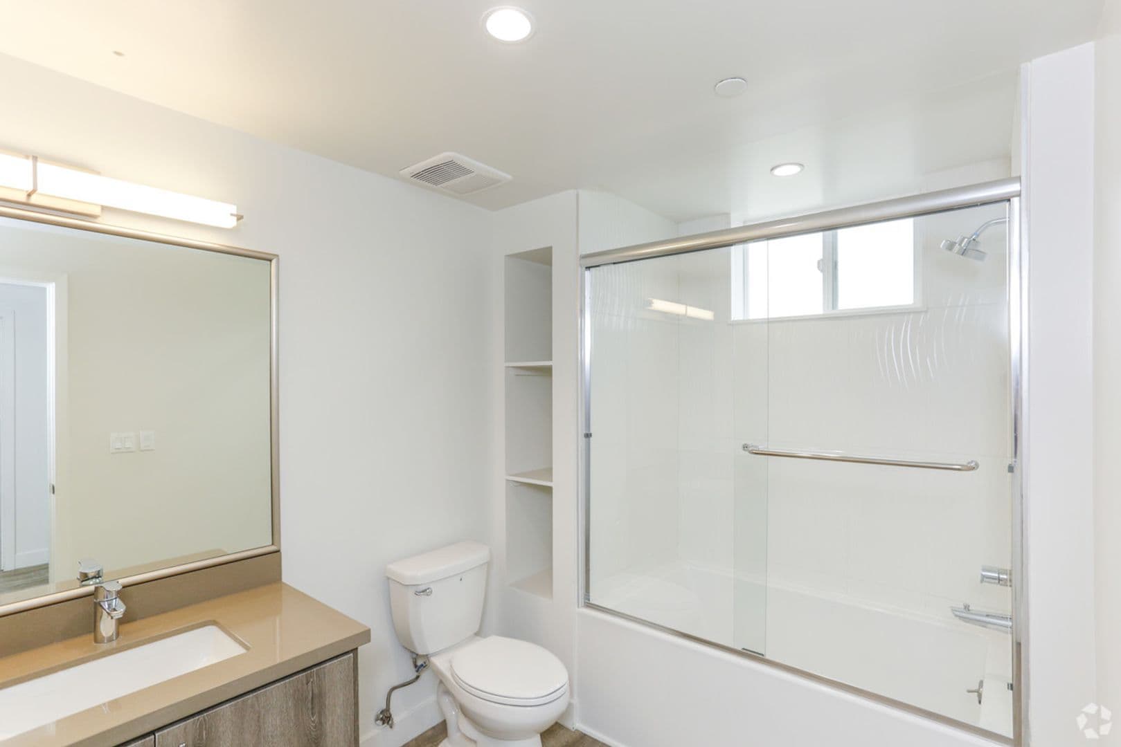 Los Angeles Apartment: 744 Hartford Ave