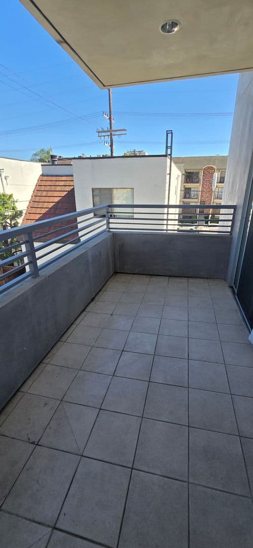 Los Angeles Apartment: 1748 Colby Ave