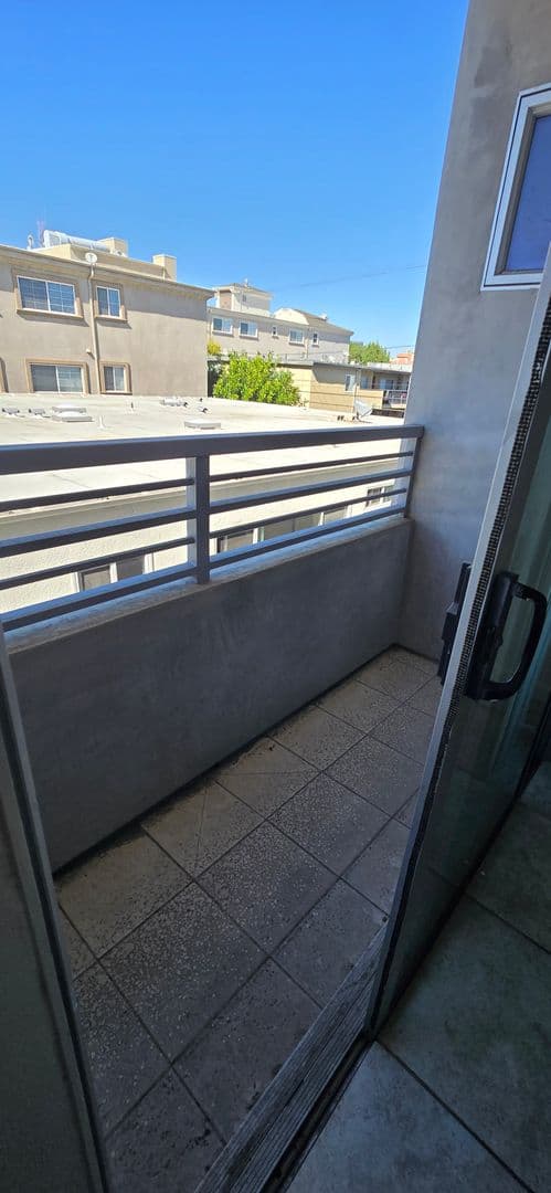 Los Angeles Apartment: 1748 Colby Ave