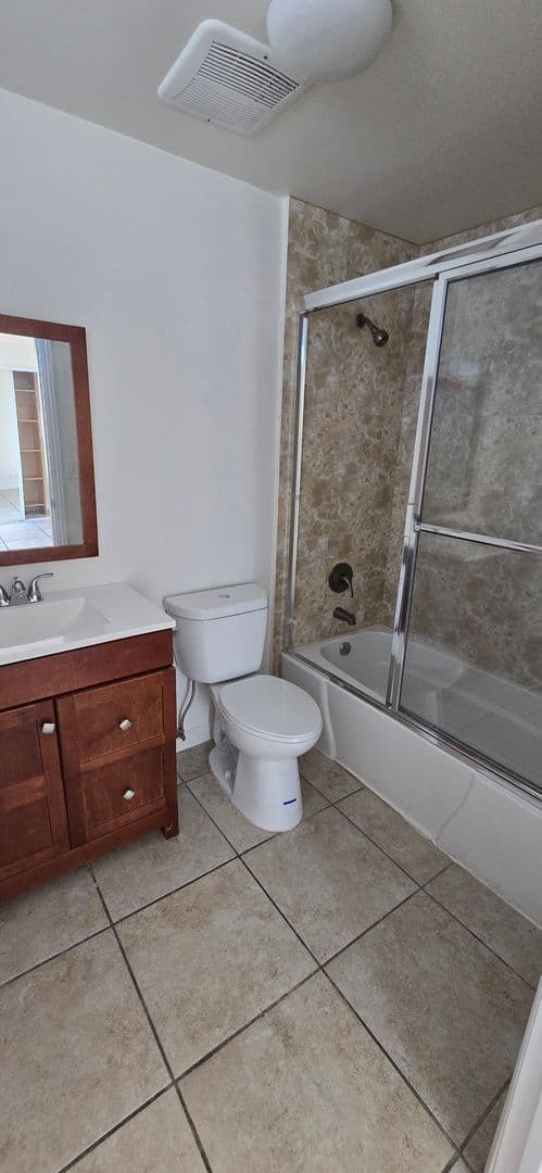 Los Angeles Apartment: 1748 Colby Ave