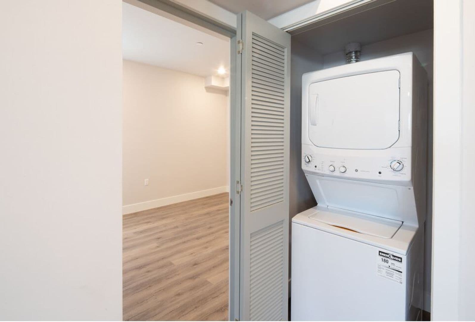 Palms Apartment: 3672 Jasmine Ave