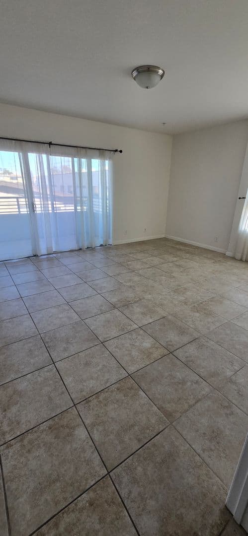 Los Angeles Apartment: 1748 Colby Ave