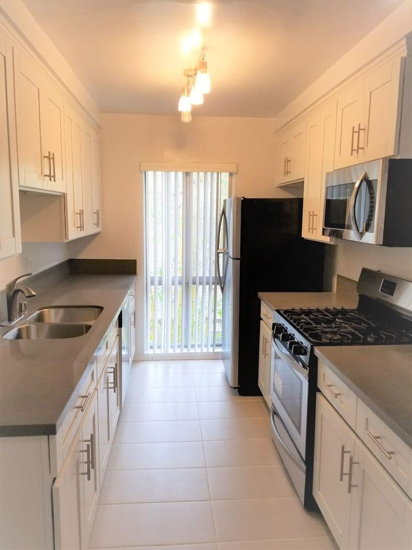 west hollywood Apartment: 7607 Norton Ave