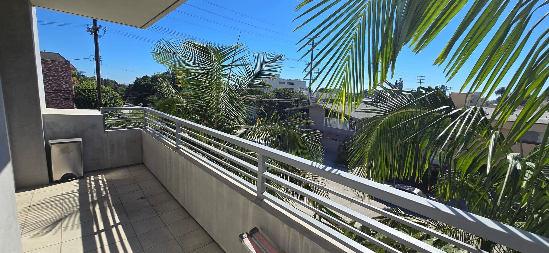 Los Angeles Apartment: 1748 Colby Ave