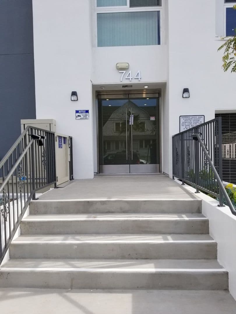 Los Angeles Apartment: 744 Hartford Ave