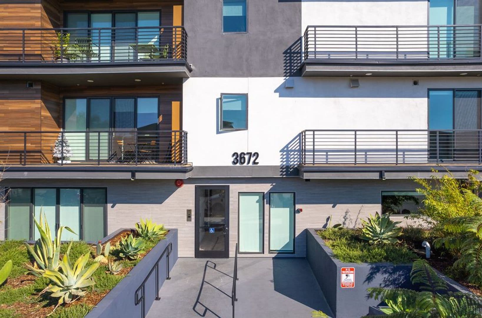 Palms Apartment: 3672 Jasmine Ave