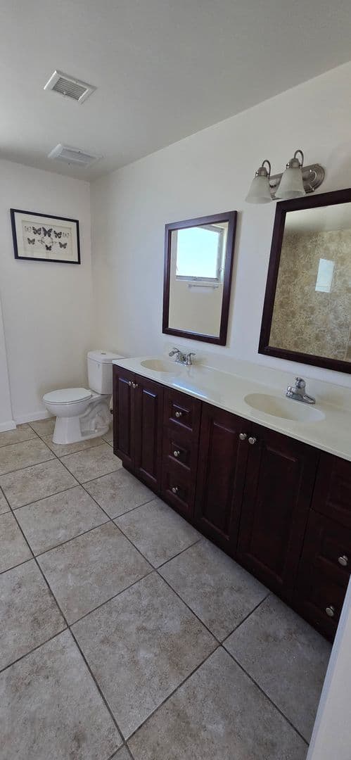 Los Angeles Apartment: 1748 Colby Ave