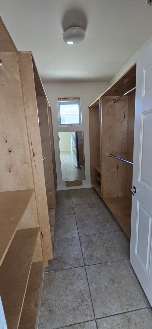 Los Angeles Apartment: 1748 Colby Ave