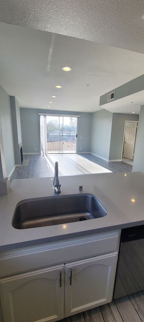 Los Angeles Apartment: 1457 S Shenandoah Ave