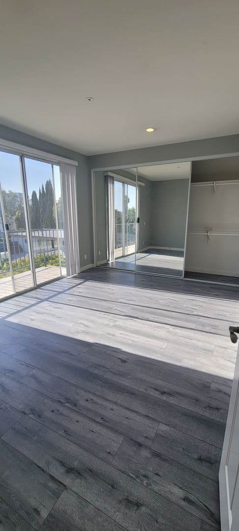 Los Angeles Apartment: 1457 S Shenandoah Ave