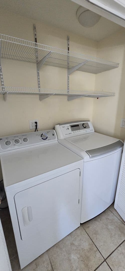 Los Angeles Apartment: 1748 Colby Ave