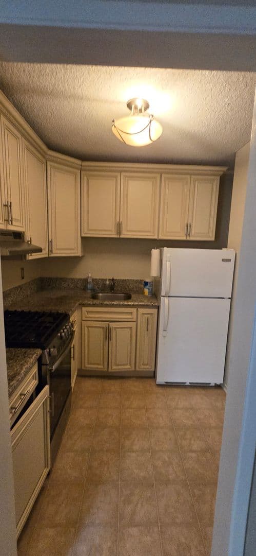 Los Angeles Apartment: 848 S. Holt Avenue