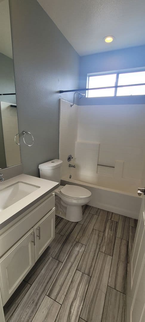 Los Angeles Apartment: 1457 S Shenandoah Ave