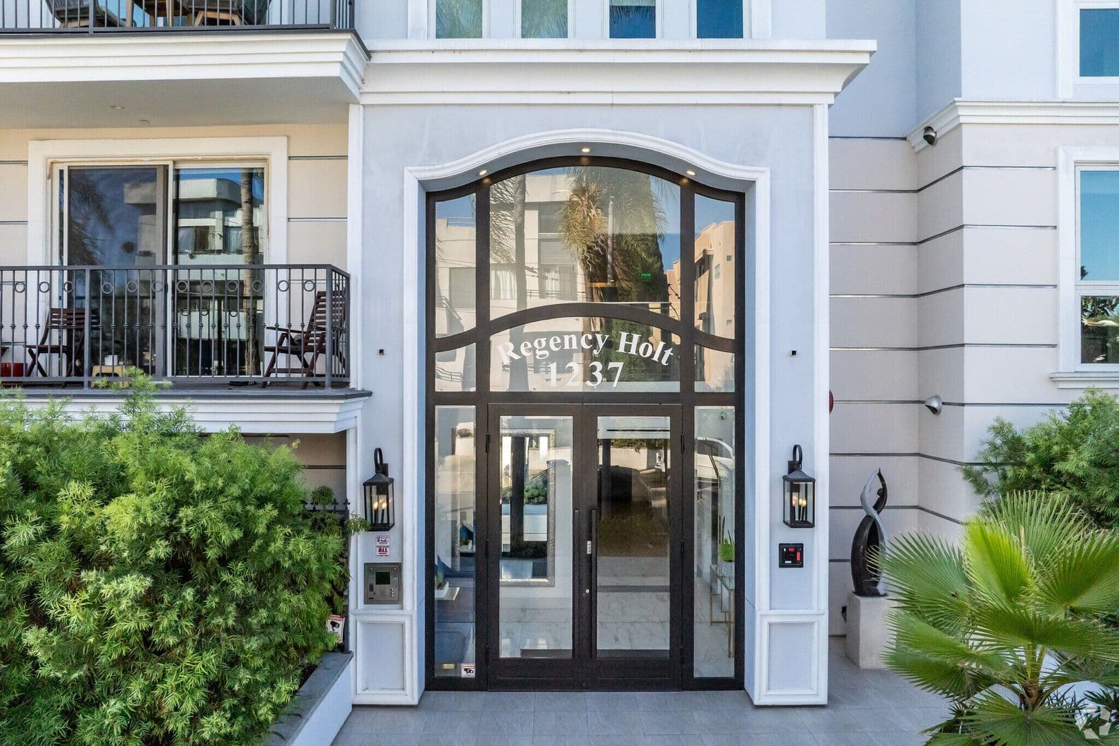 Los Angeles Apartment: 1237 S. Holt Ave