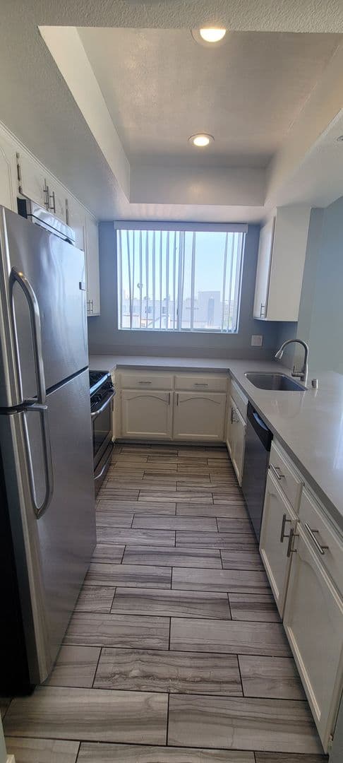 Los Angeles Apartment: 1457 S Shenandoah Ave