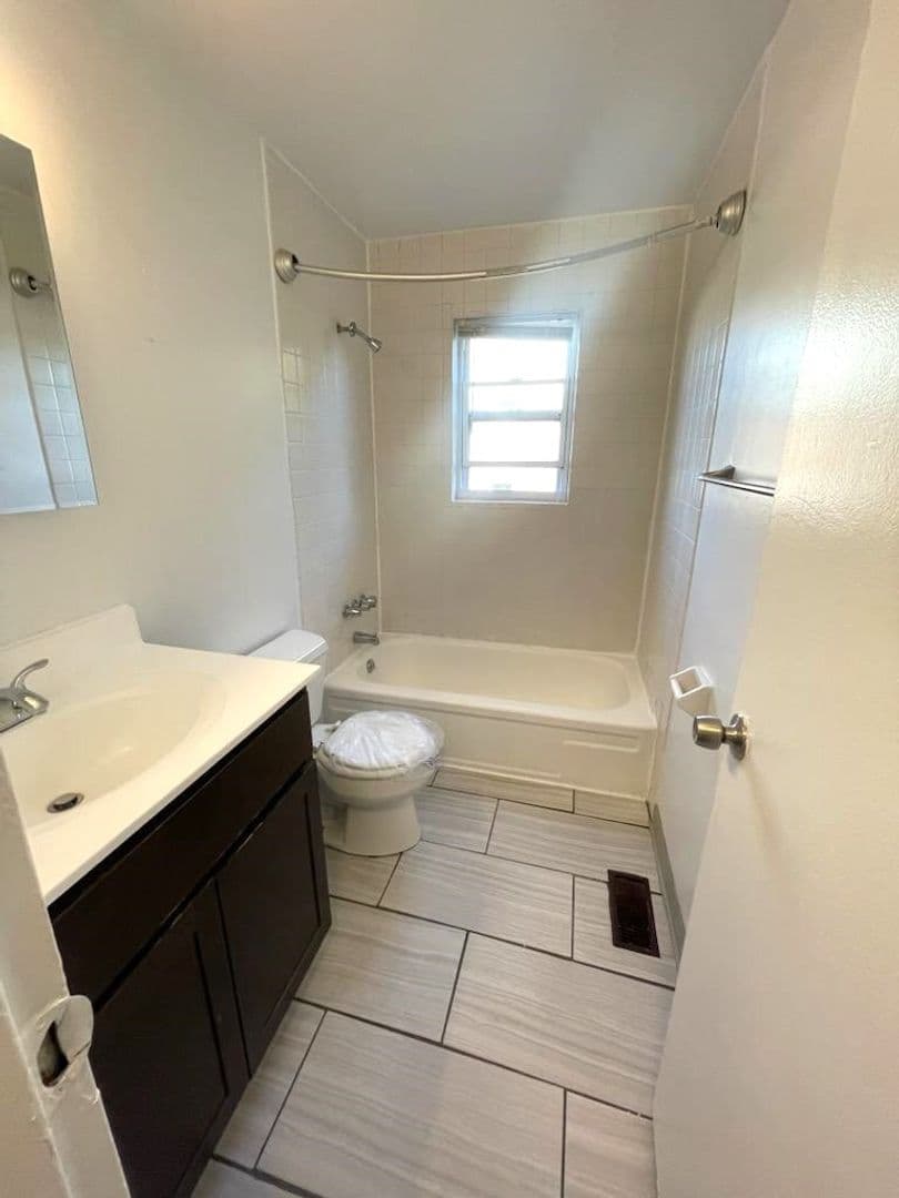 Easton Apartment: 1011 George Street