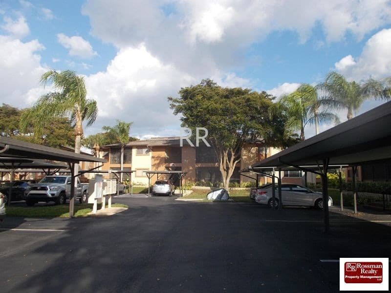 Fort Myers House: 6494 Royal Woods Dr 2