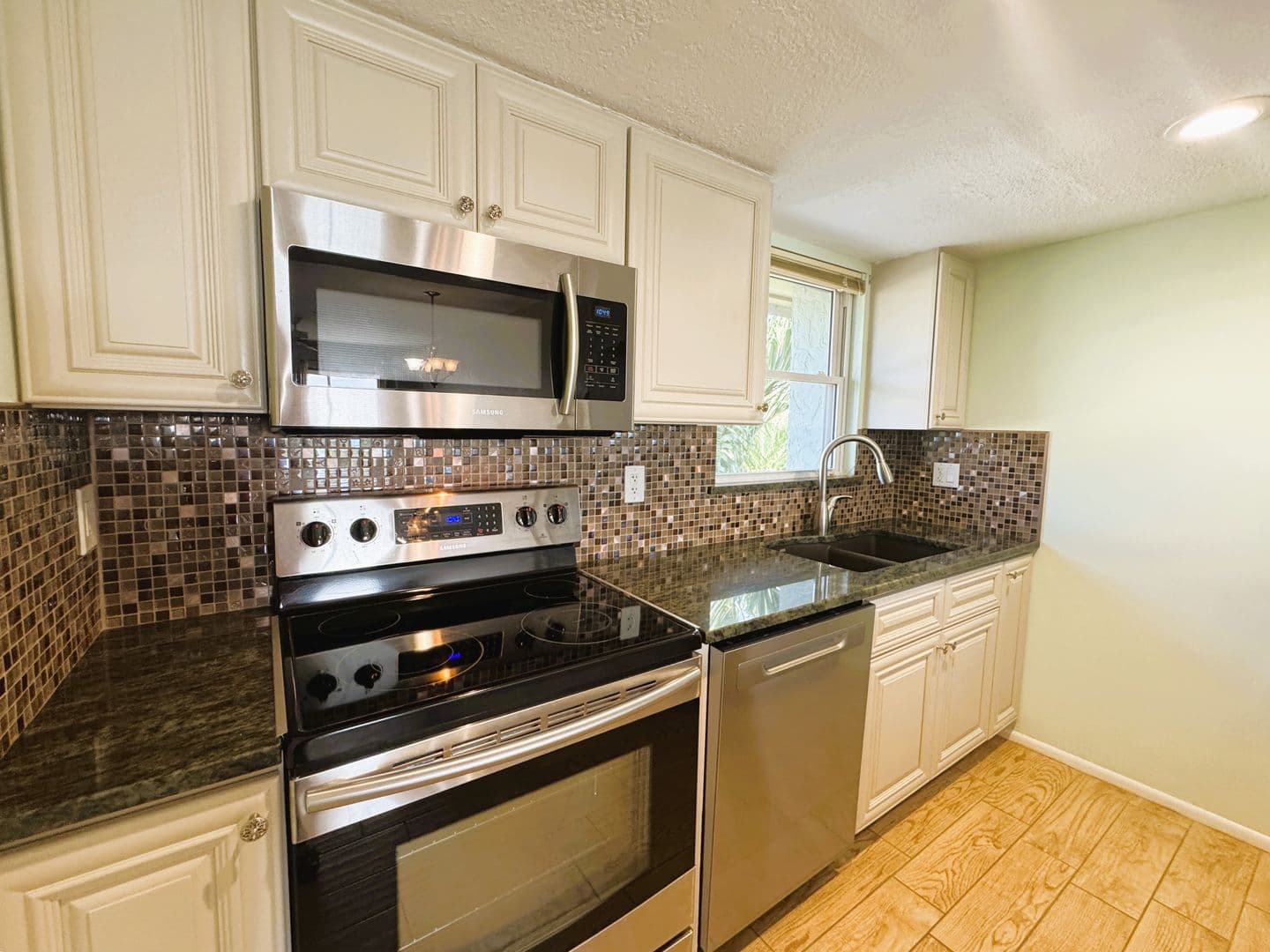 Punta Gorda Apartment: 1400 Mineo Dr