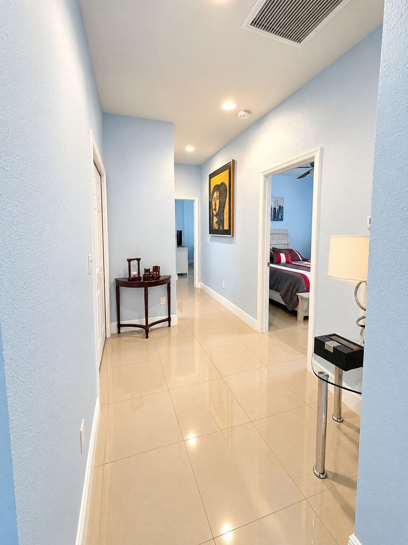 Tampa House: 1726 W Powhatan Ave