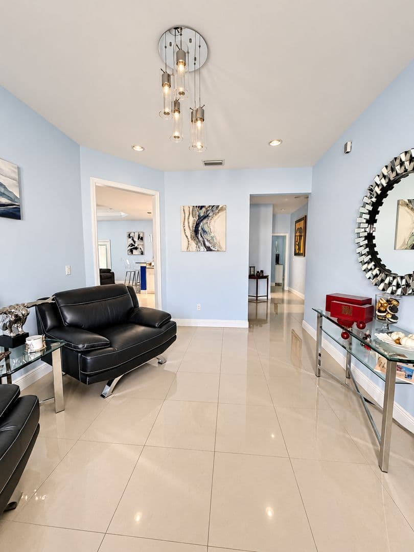 Tampa House: 1726 W Powhatan Ave