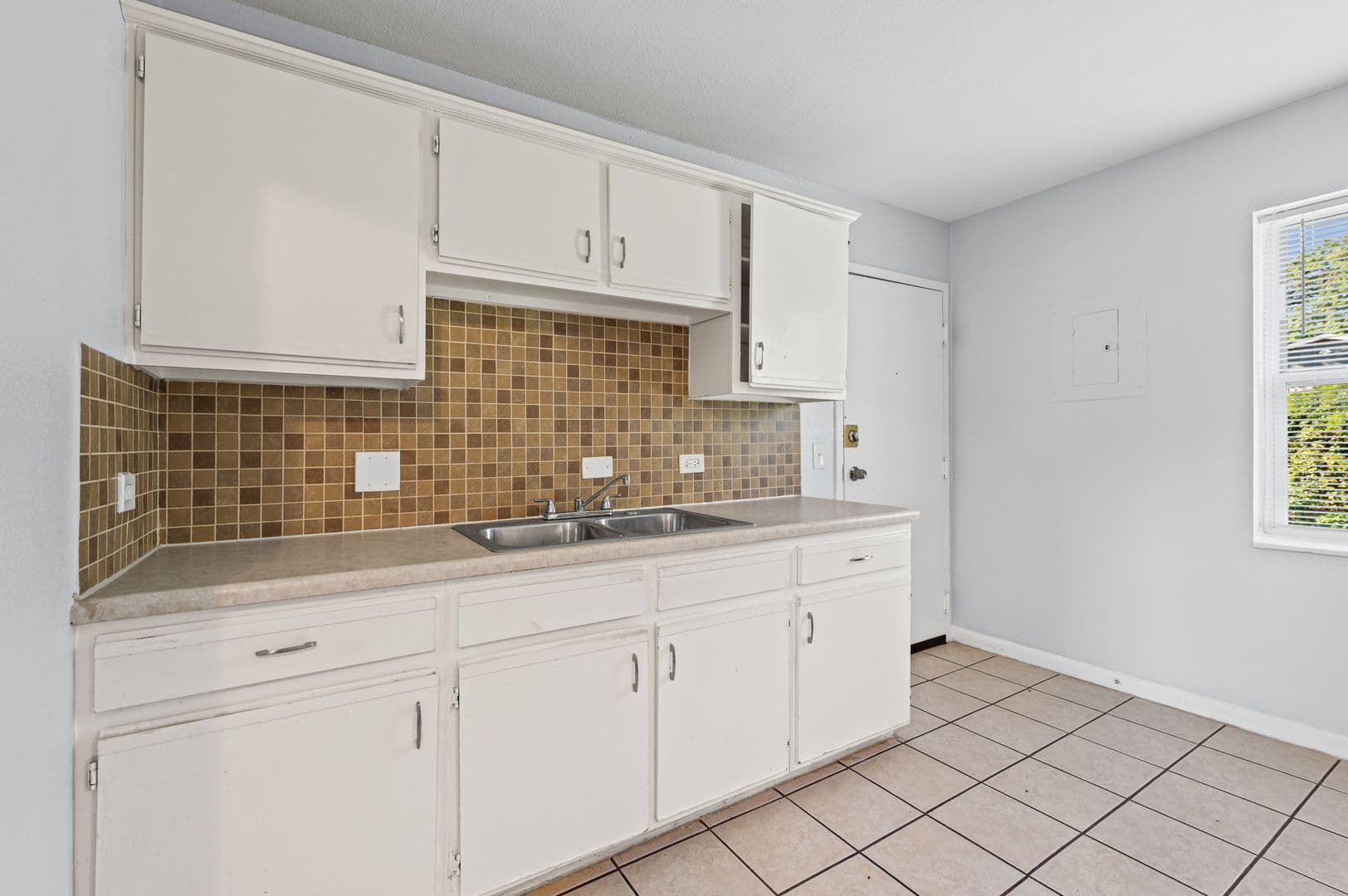 Kansas City Apartment: 8208 Troost Ave