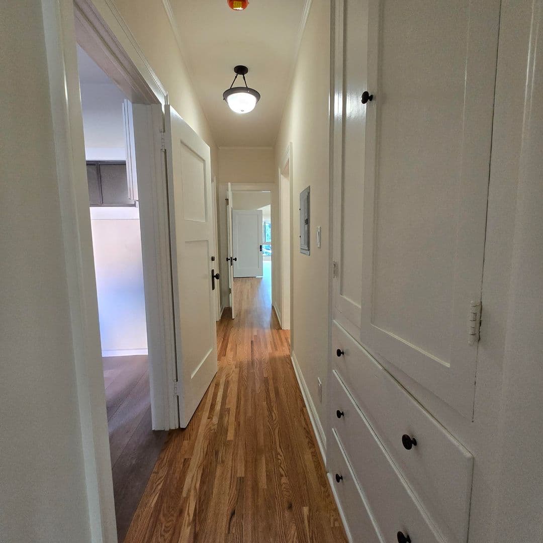Los Angeles Apartment: 734 S Detroit St
