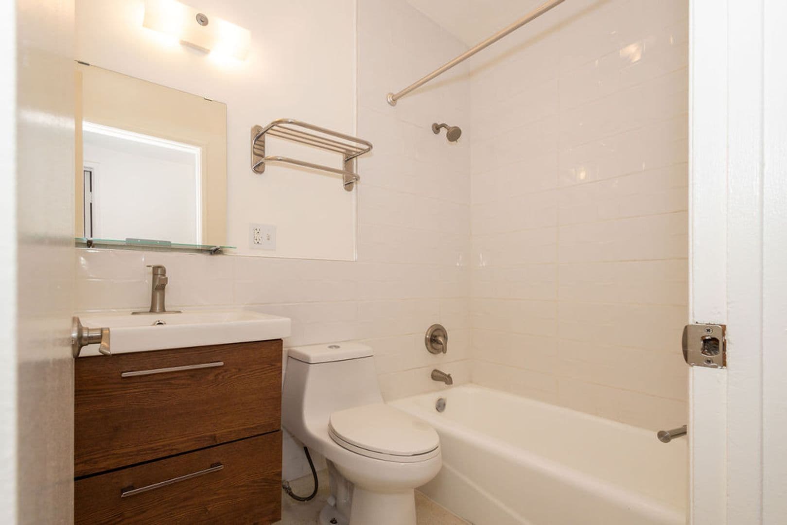 Los Angeles Apartment: 2251 Gatewood Street - Unit 4