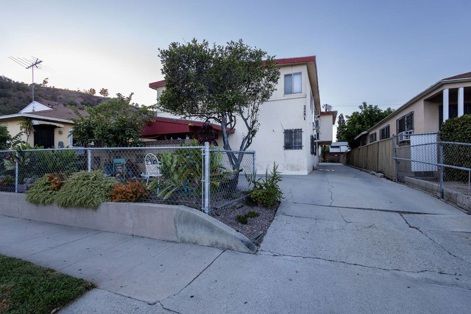 Los Angeles Apartment: 2251 Gatewood Street - Unit 4