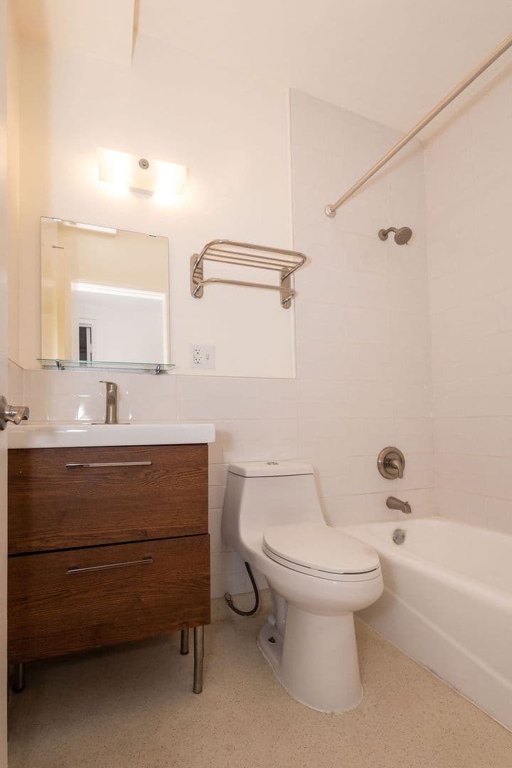 Los Angeles Apartment: 2251 Gatewood Street - Unit 4